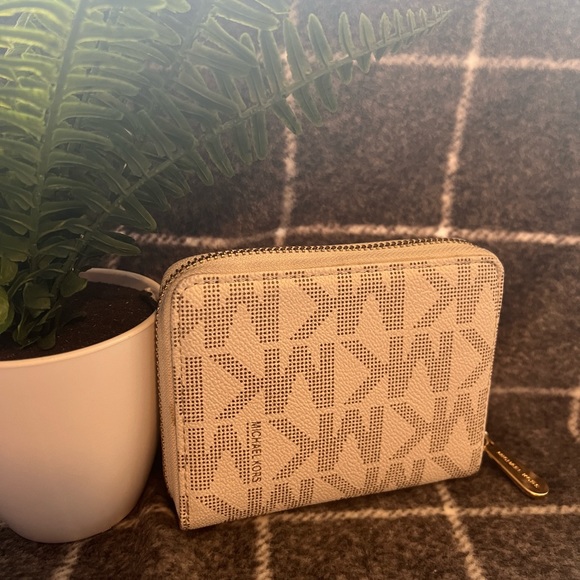 Michael Kors Wallet - Picture 3 of 6